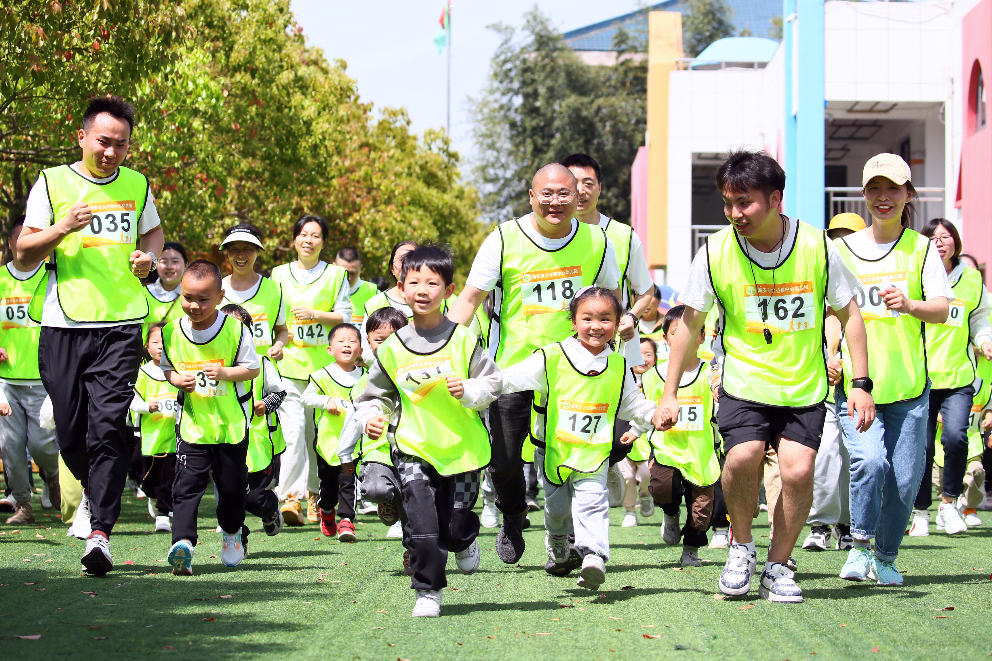 GK0207017開(kāi)跑。顧彬斌攝.JPG