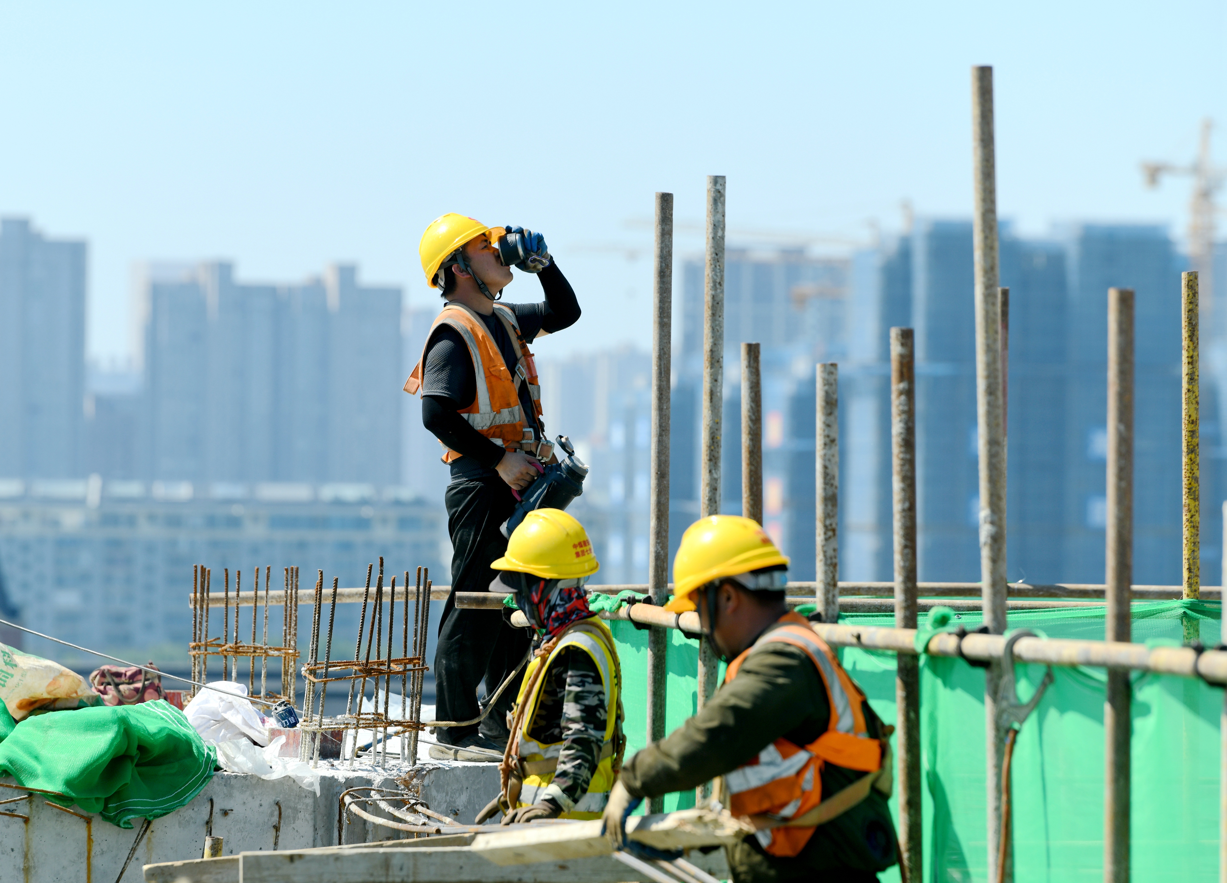 1 中煤建筑安裝工程集團(tuán)的建設(shè)者在進(jìn)行蘇三零海安糧食收儲(chǔ)有限公司的儲(chǔ)備糧倉(cāng)項(xiàng)目施工作業(yè)，及時(shí)補(bǔ)充水分。.JPG